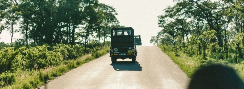 Jeep realizando safaris en Sudáfrica en el Parque Kruger