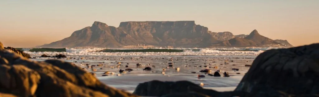 Vista de Table Mountain desde la costa en Ciudad del Cabo, uno de los lugares imprescindibles en un viaje a Sudáfrica