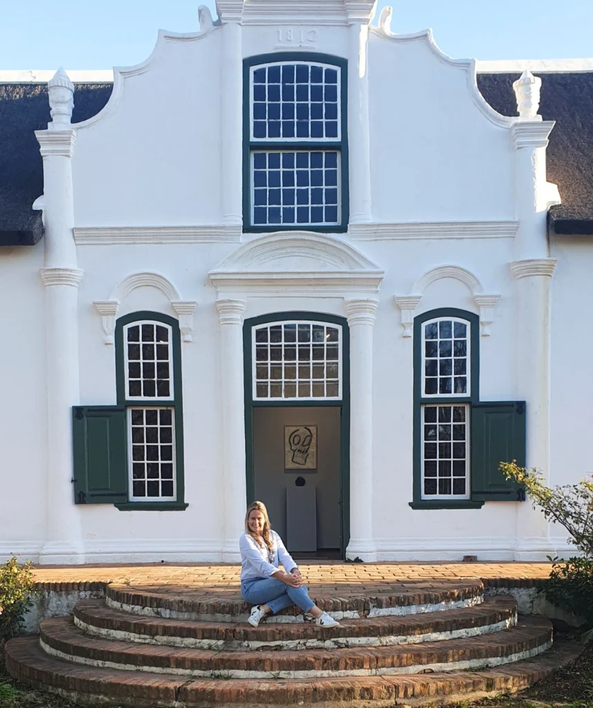 Natalia frente a una casa Cape Dutch en las Winelands de Sudáfrica
