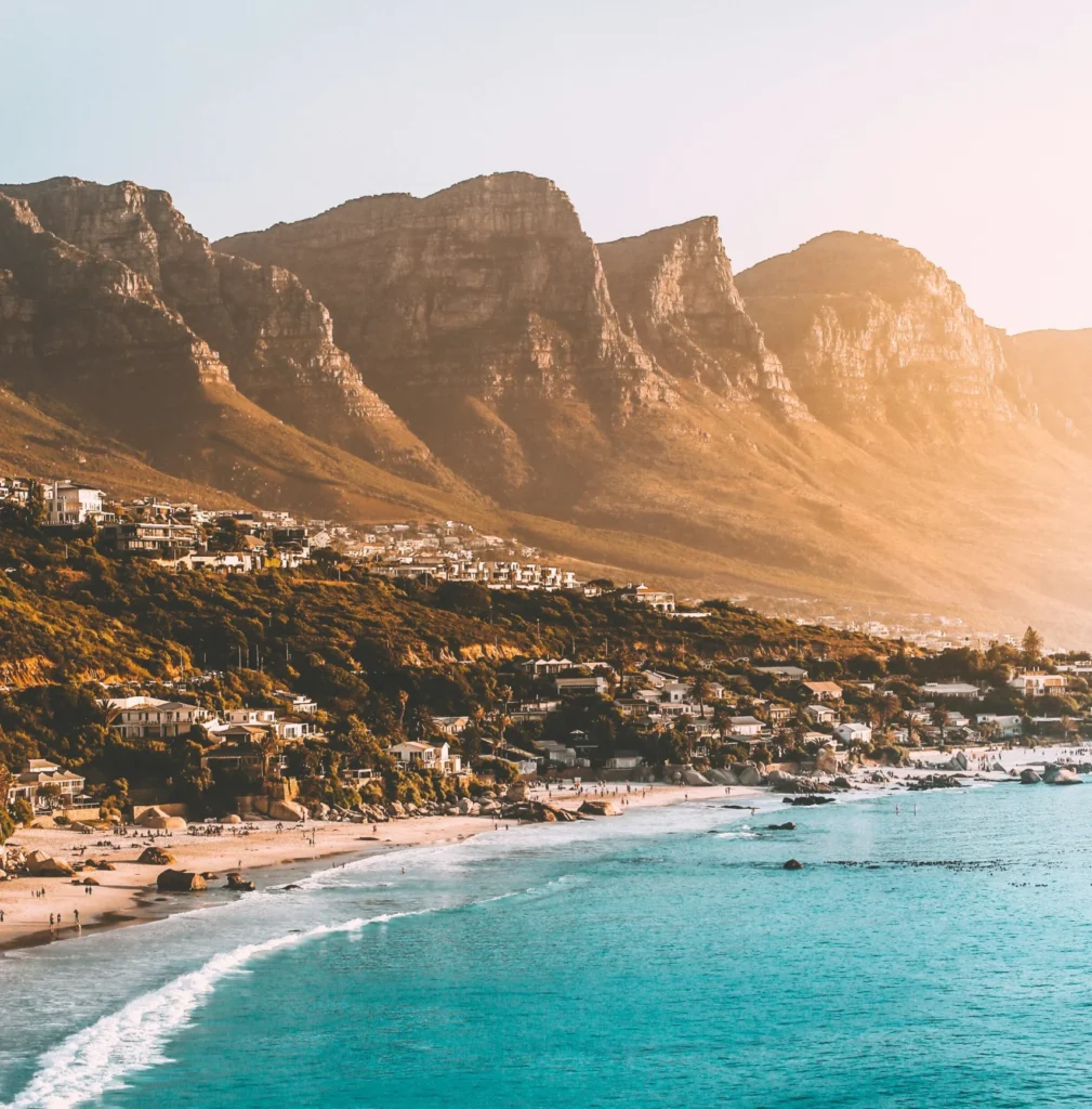 Playa y montañas en Ciudad del Cabo al viajar a Sudáfrica