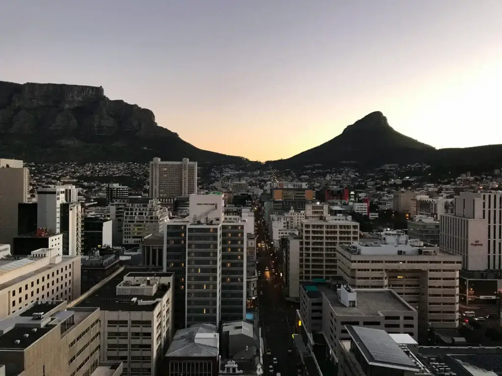 Es seguro viajar a Sudáfrica vista de Ciudad del Cabo al atardecer