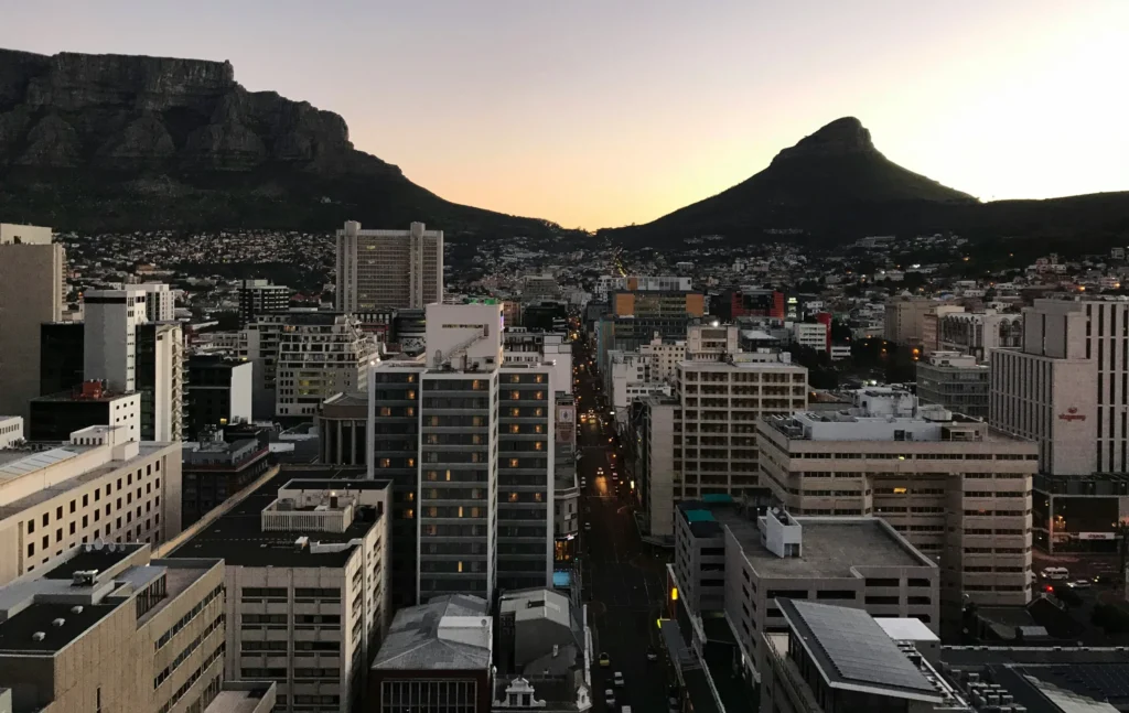 Es seguro viajar a Sudáfrica vista de Ciudad del Cabo al atardecer
