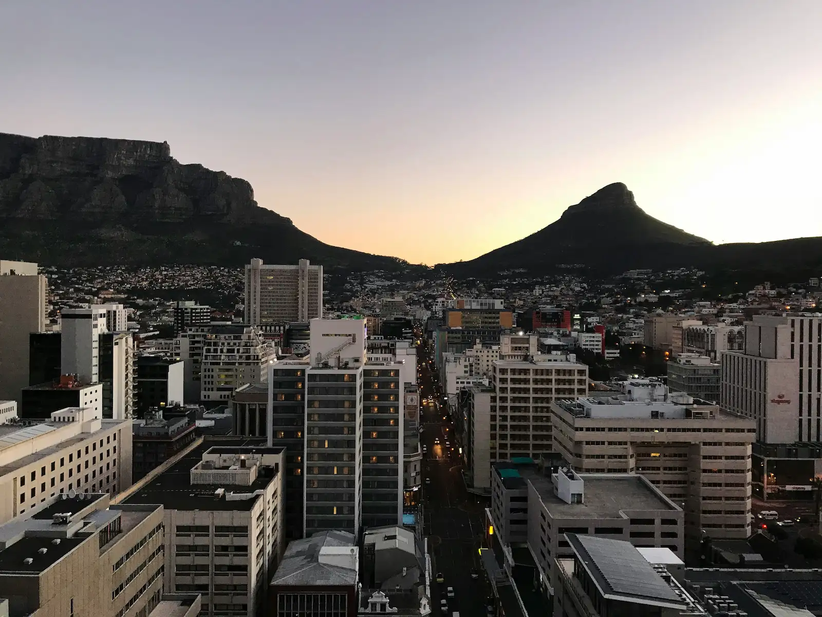 Es seguro viajar a Sudáfrica vista de Ciudad del Cabo al atardecer