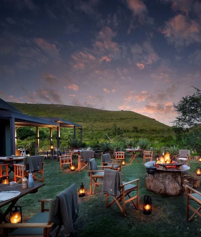 Cena romántica durante luna de miel en Sudáfrica en lodge de safari