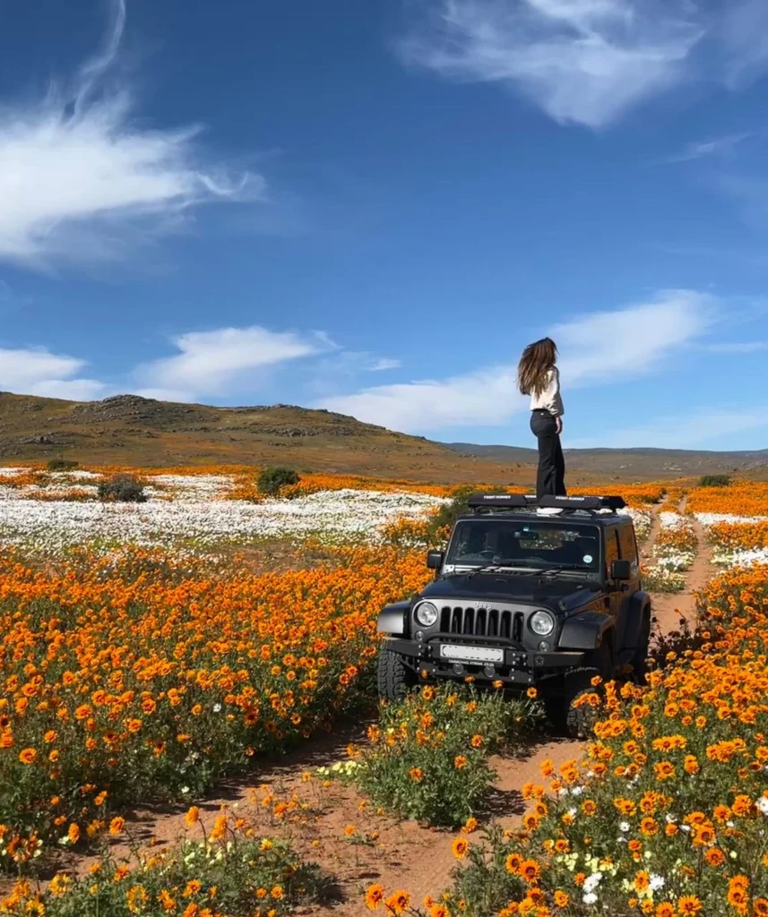 Mónica explorando la ruta de Namaqualand en Sudáfrica durante un viaje a medida